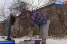 В Балашихе женщина стирает белье руками у колонки
