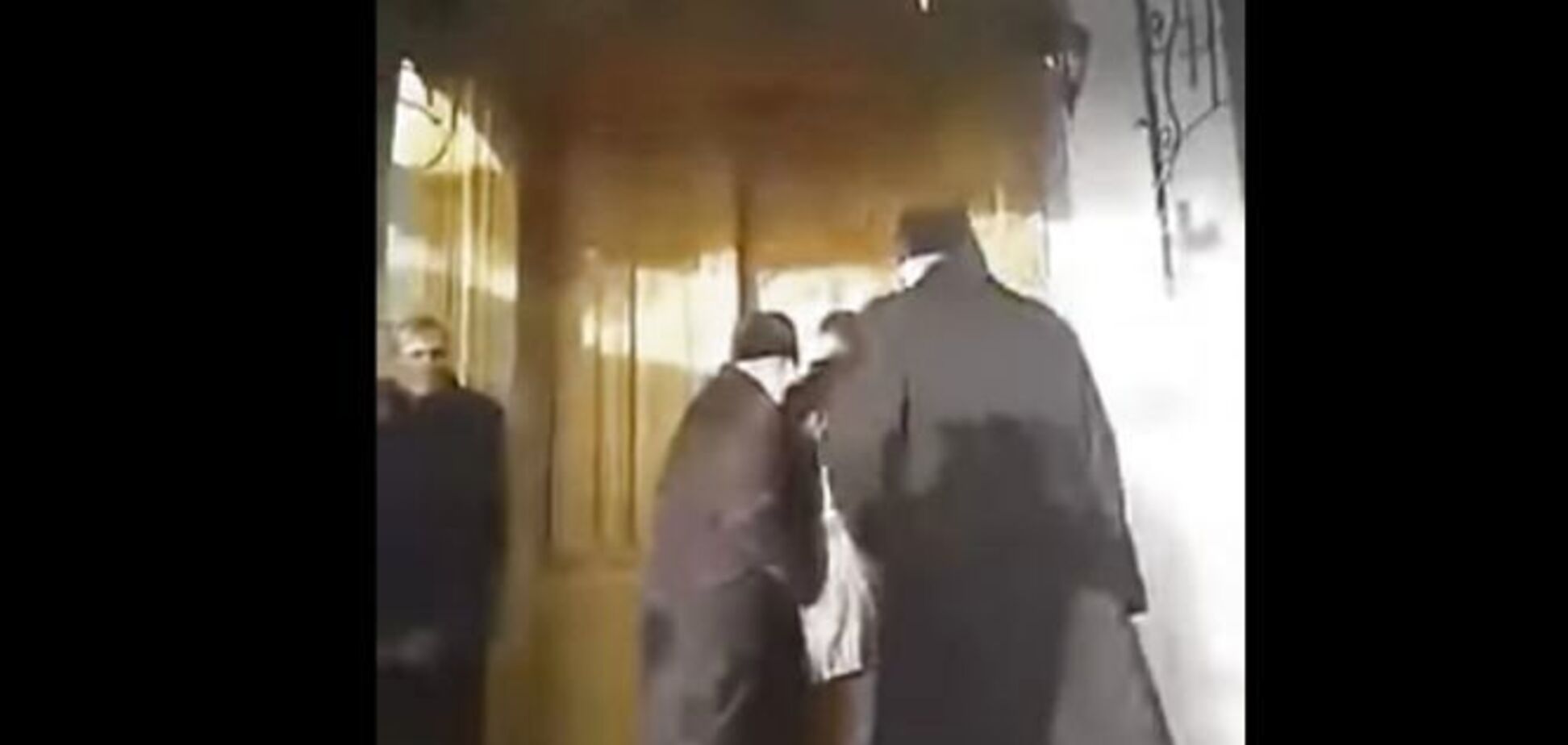 На Тернопільщині священики влаштували побоїще у храмі: відео ''сутички''