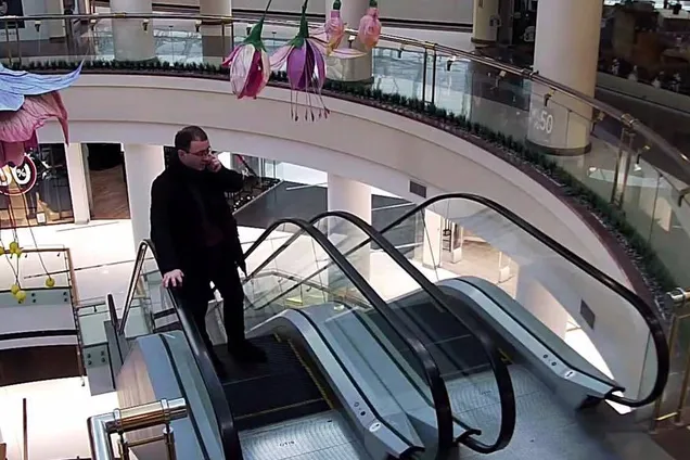 Разоблачена схема ''щипачей'' в крупном ТЦ Киева: фото и видео преступников за работой