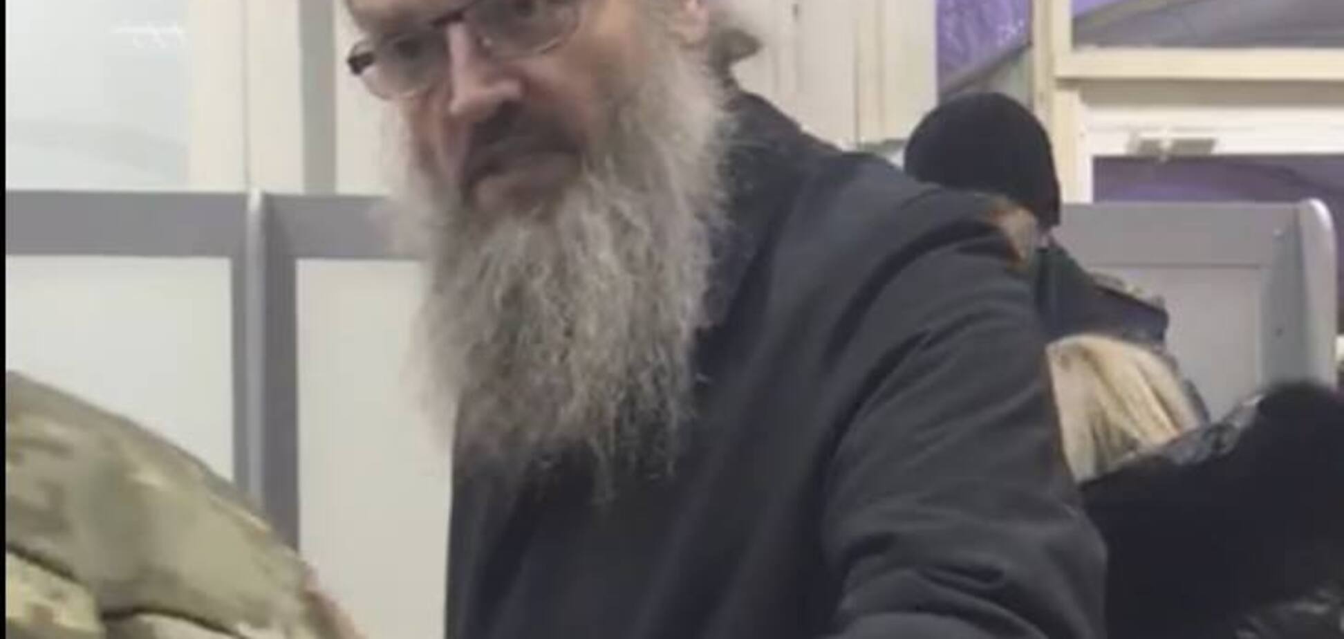 ''Служите предателям!'' Скандальный митрополит устроил истерику в аэропорту Запорожья