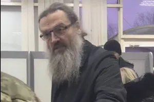 ''Служите предателям!'' Скандальный митрополит устроил истерику в аэропорту Запорожья