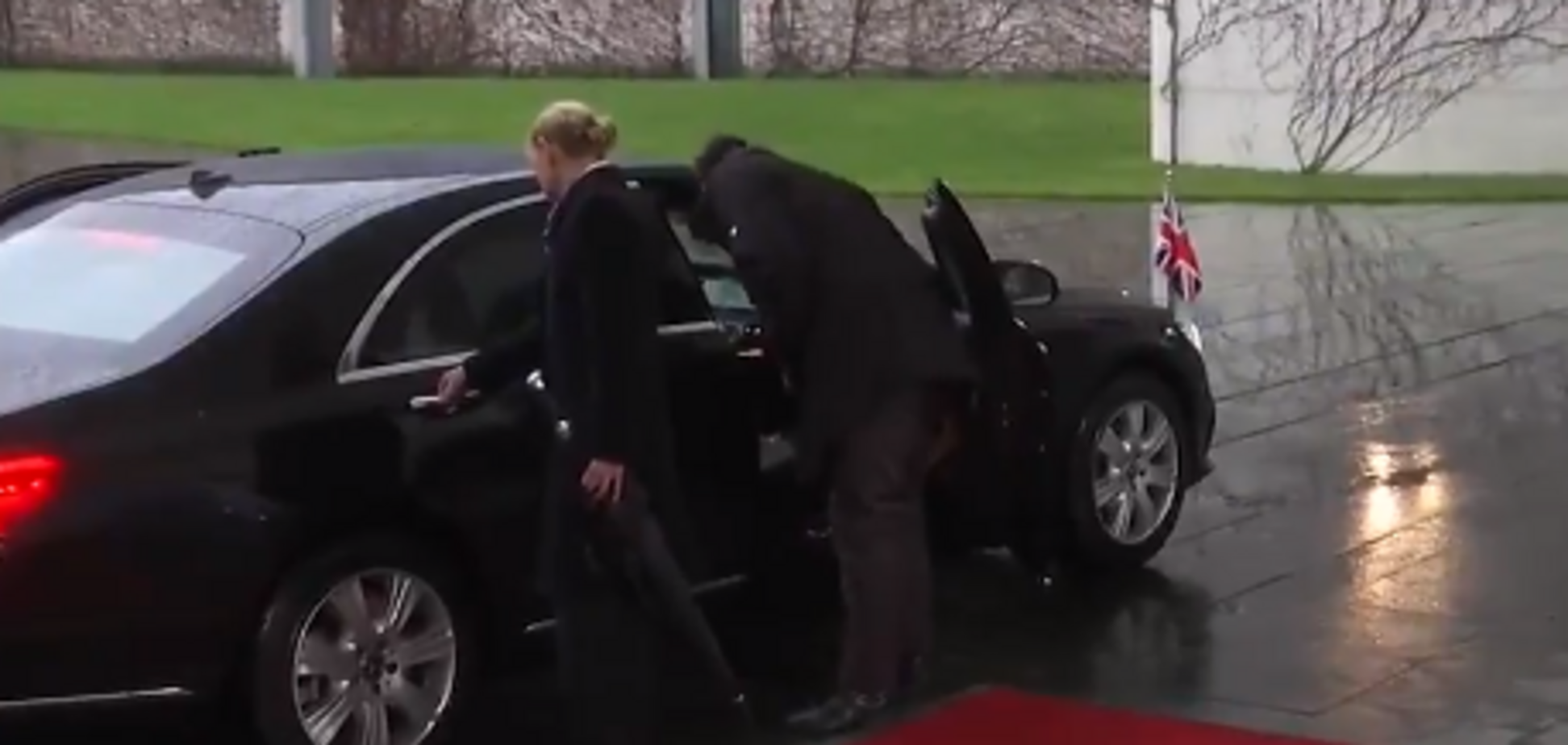 ''Заклинило'': с Терезой Мэй случился конфуз на глазах у Меркель