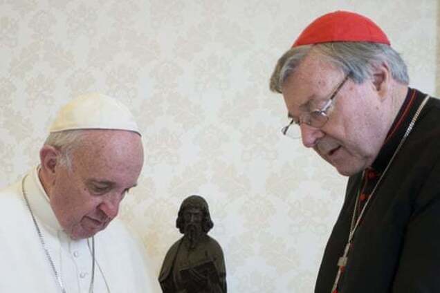 Папа Франциск (слева) с кардиналом Джорджем Пеллом