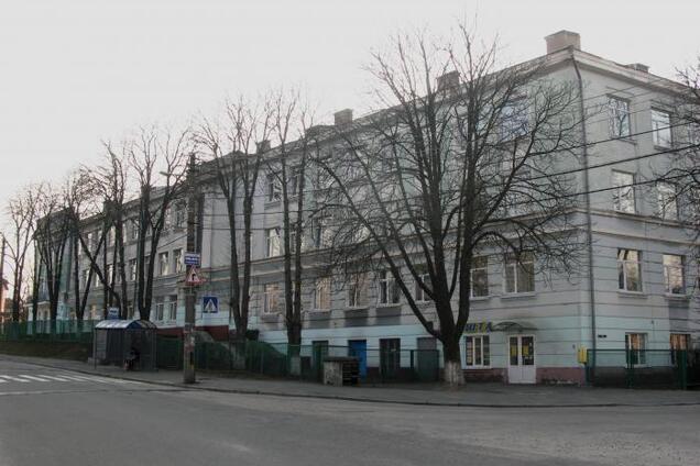 У Києві водій авто влетів у школу і втік: відео з місця події