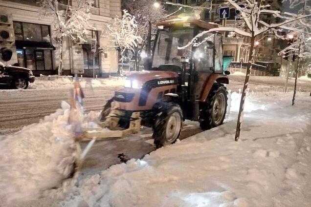Вторые сутки снегопада в Киеве: город скован пробками и авариями