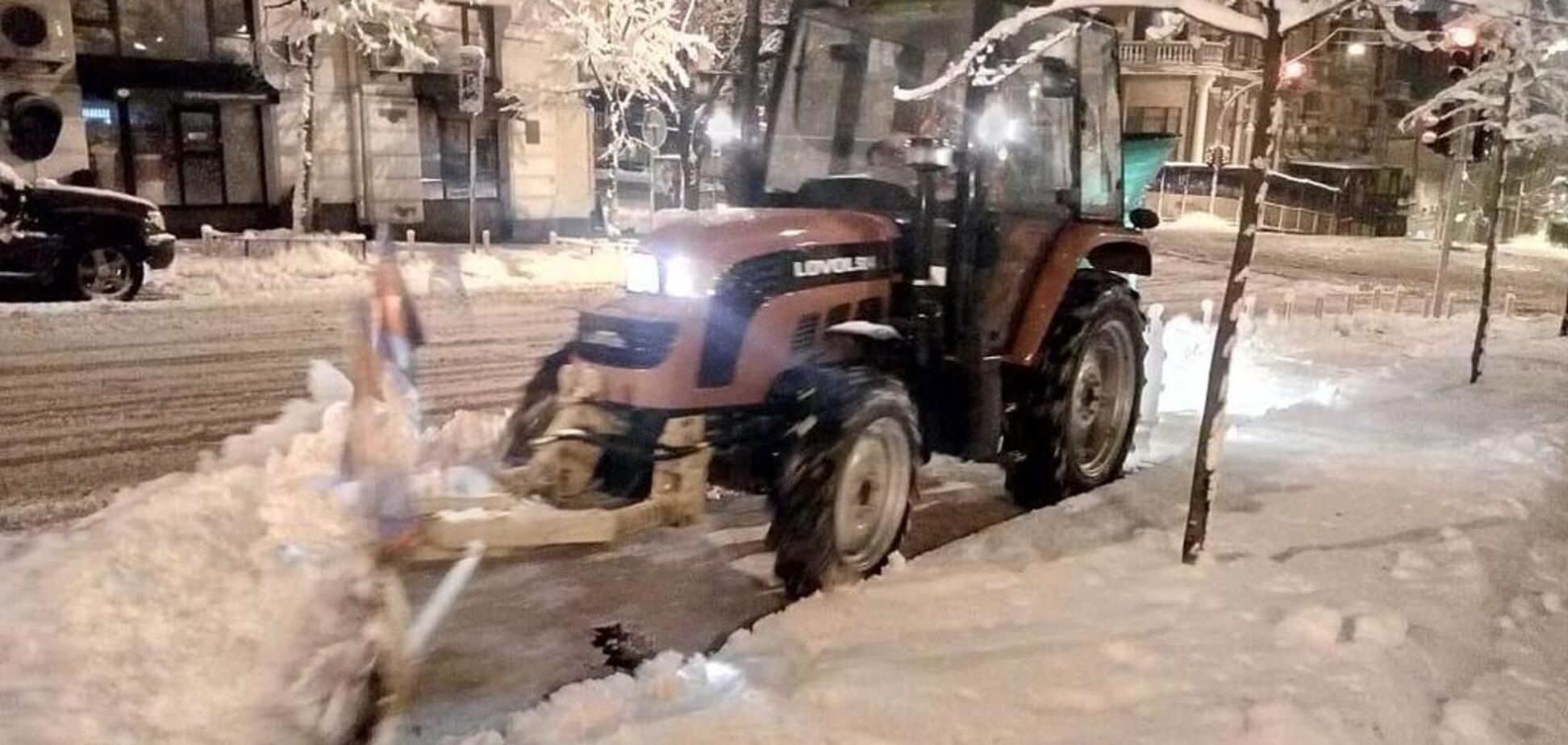 Вторые сутки снегопада в Киеве: город скован пробками и авариями 