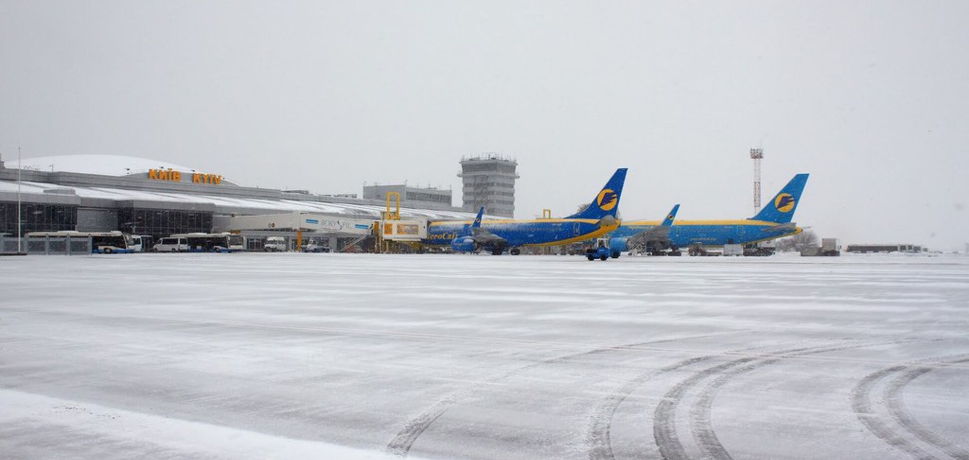 В Киеве массово задерживают авиарейсы: что случилось