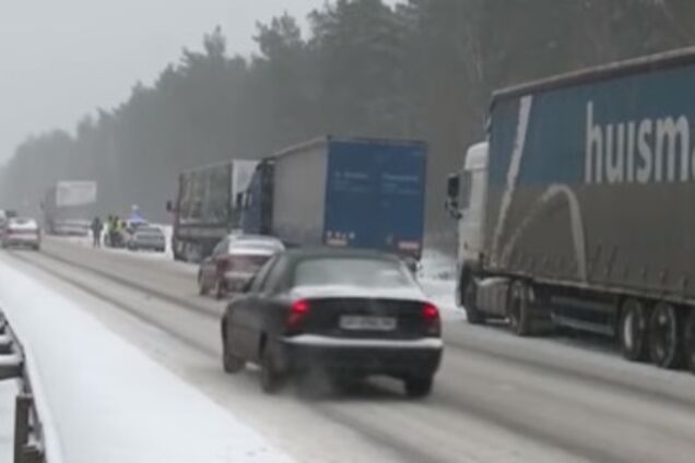 Під Києвом утворився величезний затор: відео