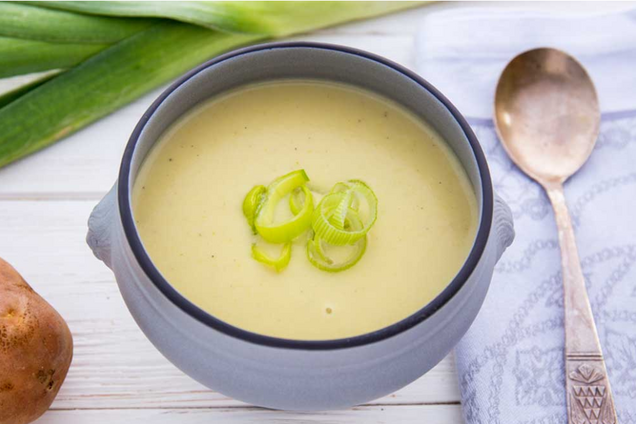 ''Изысканный вкус'': известный кулинар поделился рецептом крем-супа с луком-пореем
