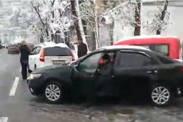 У Києві на пішохідному переході зіштовхнулися 6 авто: перше відео