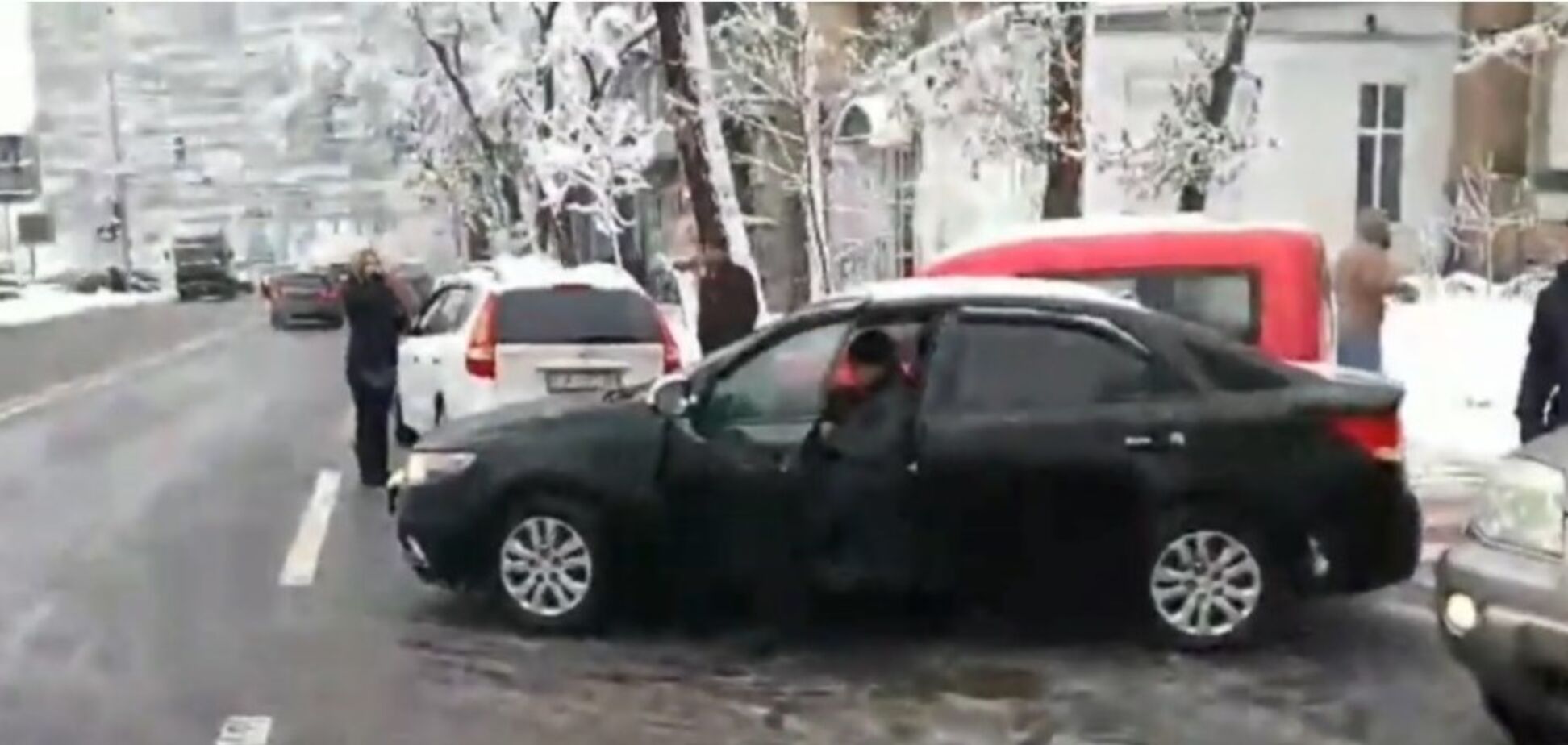 У Києві на пішохідному переході зіштовхнулися 6 авто: перше відео