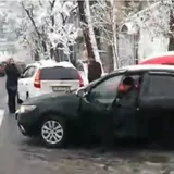 У Києві на пішохідному переході зіштовхнулися 6 авто: перше відео