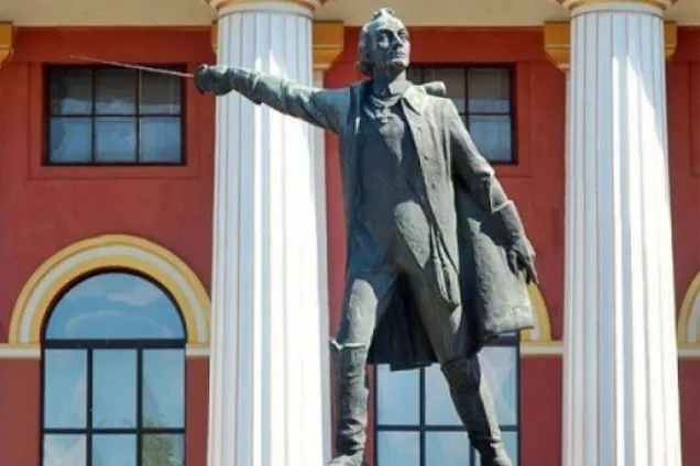 памятник Суворову