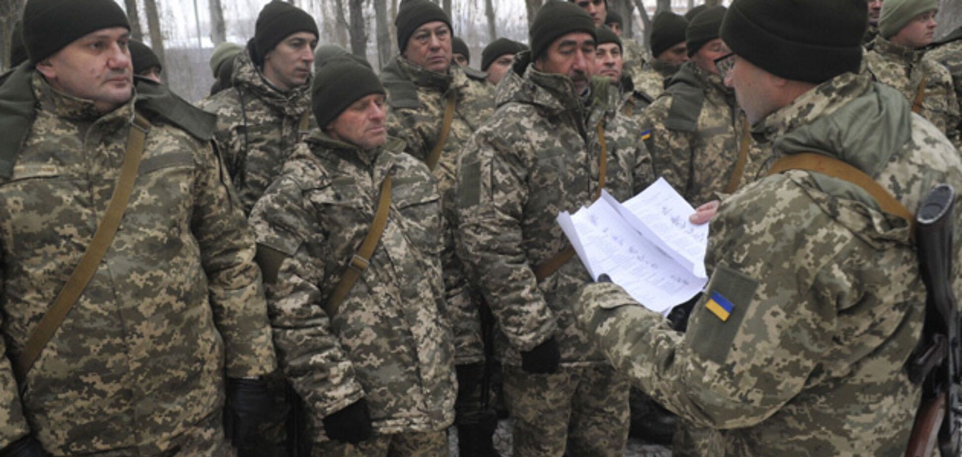 ''Ходимо зі зброєю, БТРи заправлені'': що відбувається у військових частинах України