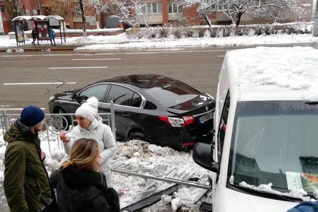 У Києві мікроавтобус влетів у авто з вагітною і врізався у магазин: фото ДТП