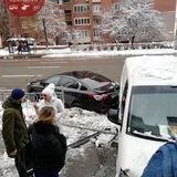 У Києві мікроавтобус влетів у авто з вагітною і врізався у магазин: фото ДТП