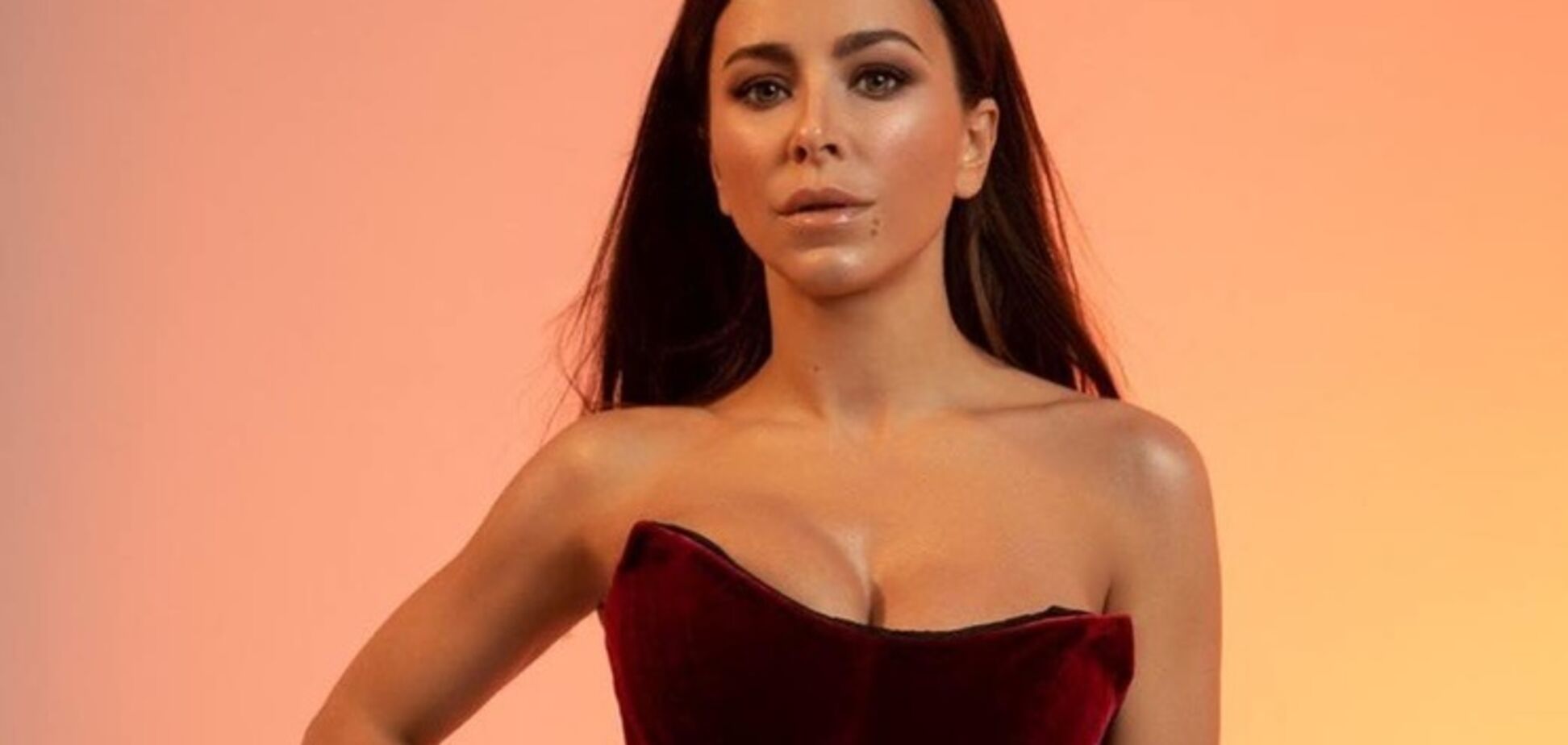 ''Старая и плохо поющая кухарка'': ведущая в РФ уколола Лорак изменой мужа