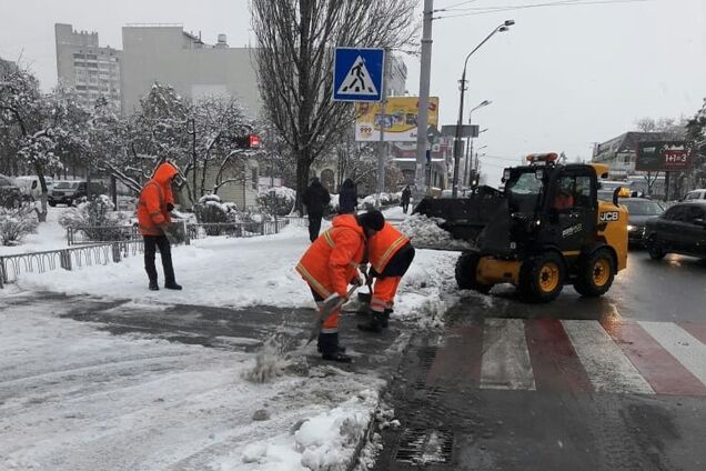 Київ від снігу розчищають 359 одиниць спецтехніки та 70 бригад ручного прибирання – КМДА