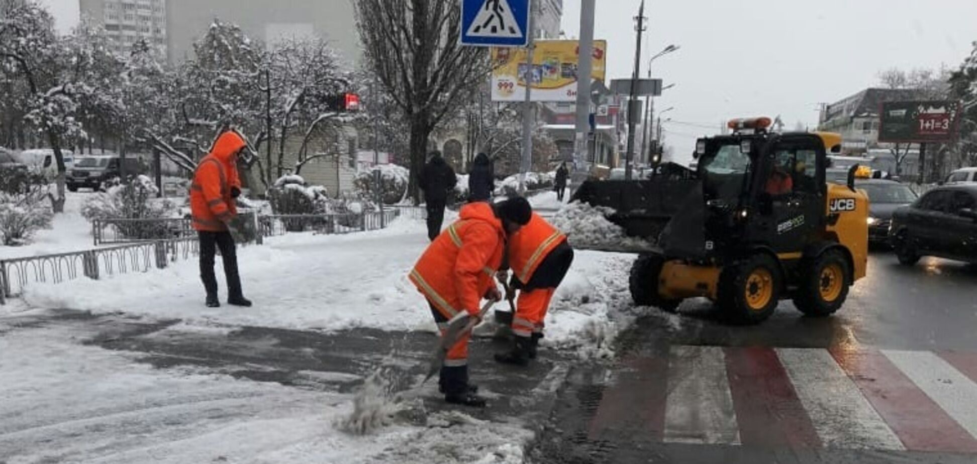Київ від снігу розчищають 359 одиниць спецтехніки та 70 бригад ручного прибирання – КМДА