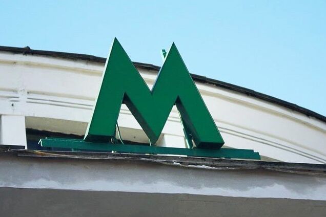 По центру Києва пробігся натовп голих чоловіків: відео 18+