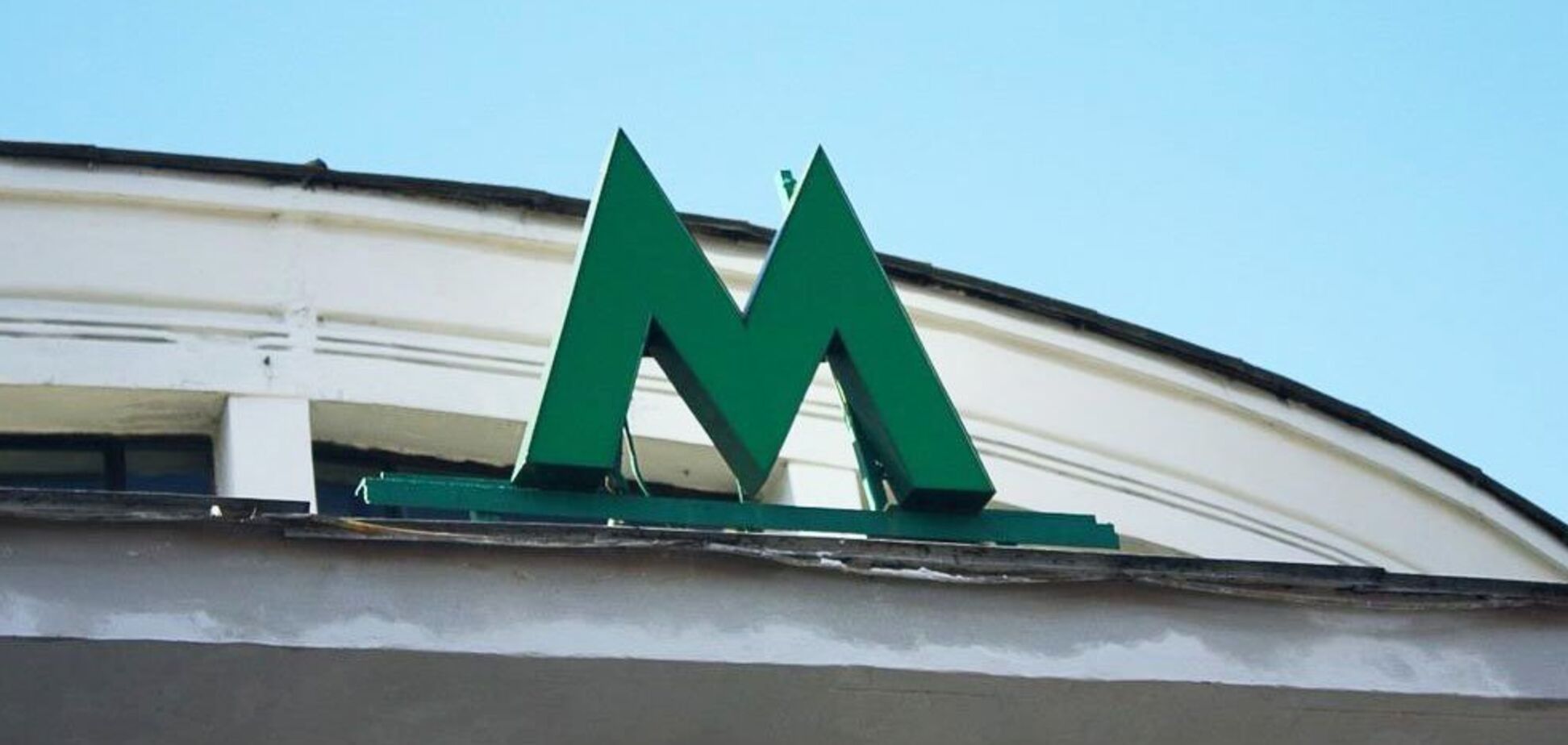 По центру Києва пробігся натовп голих чоловіків: відео 18+