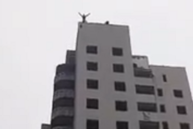 У ''ДНР'' хлопець зістрибнув із висотки: відео 18+