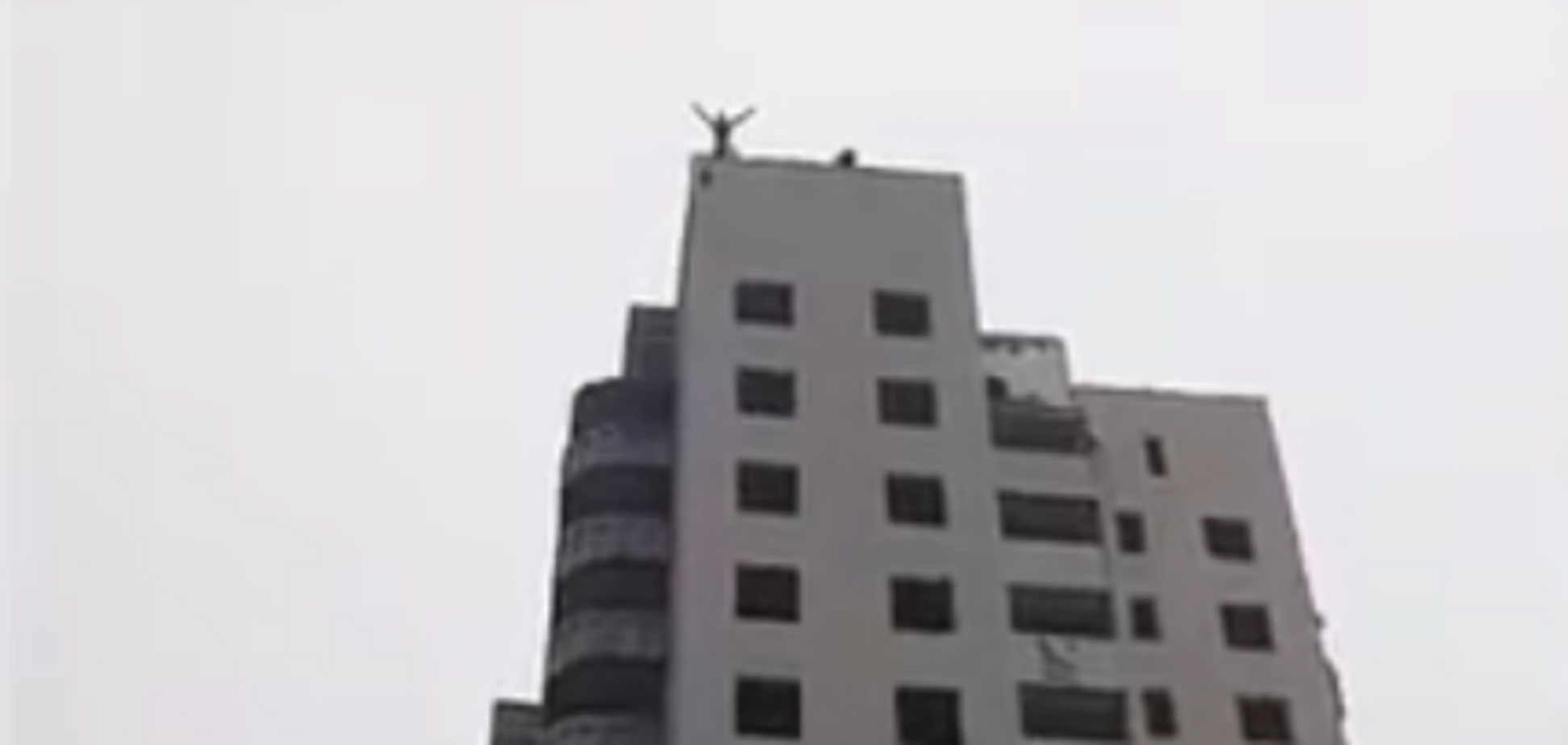 У ''ДНР'' хлопець зістрибнув із висотки: відео 18+
