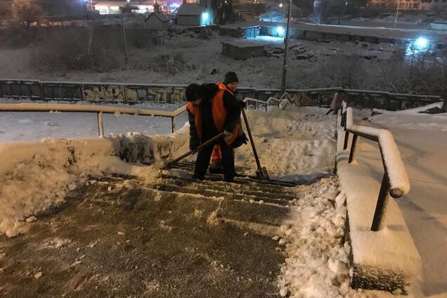 КМДА: Протягом доби зі столичних вулиць та доріг було вивезено 2388 тон снігу