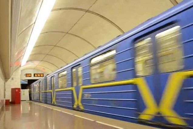У метро Києва раптово помер пасажир