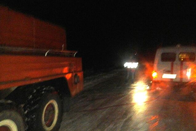 Снега по колено! Города Украины оказались в снежной ловушке. Фото и видео