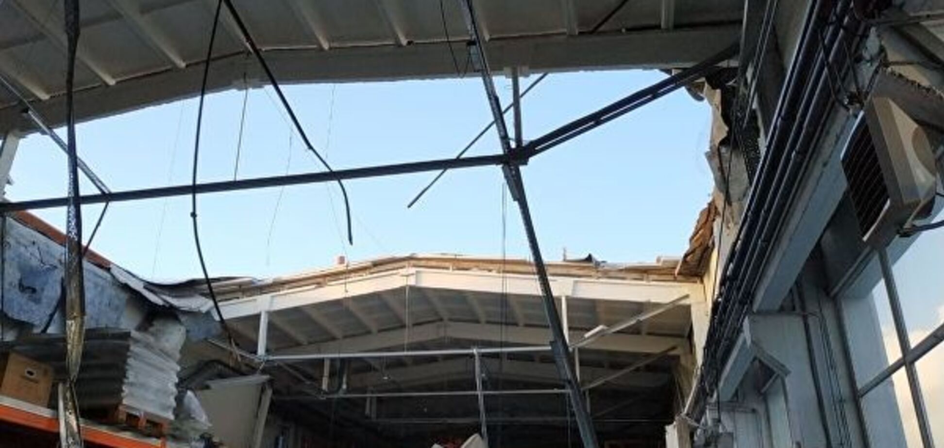 У Росії на заводі обвалився дах на заводі: загинули люди. Перші фото і відео з місця НП