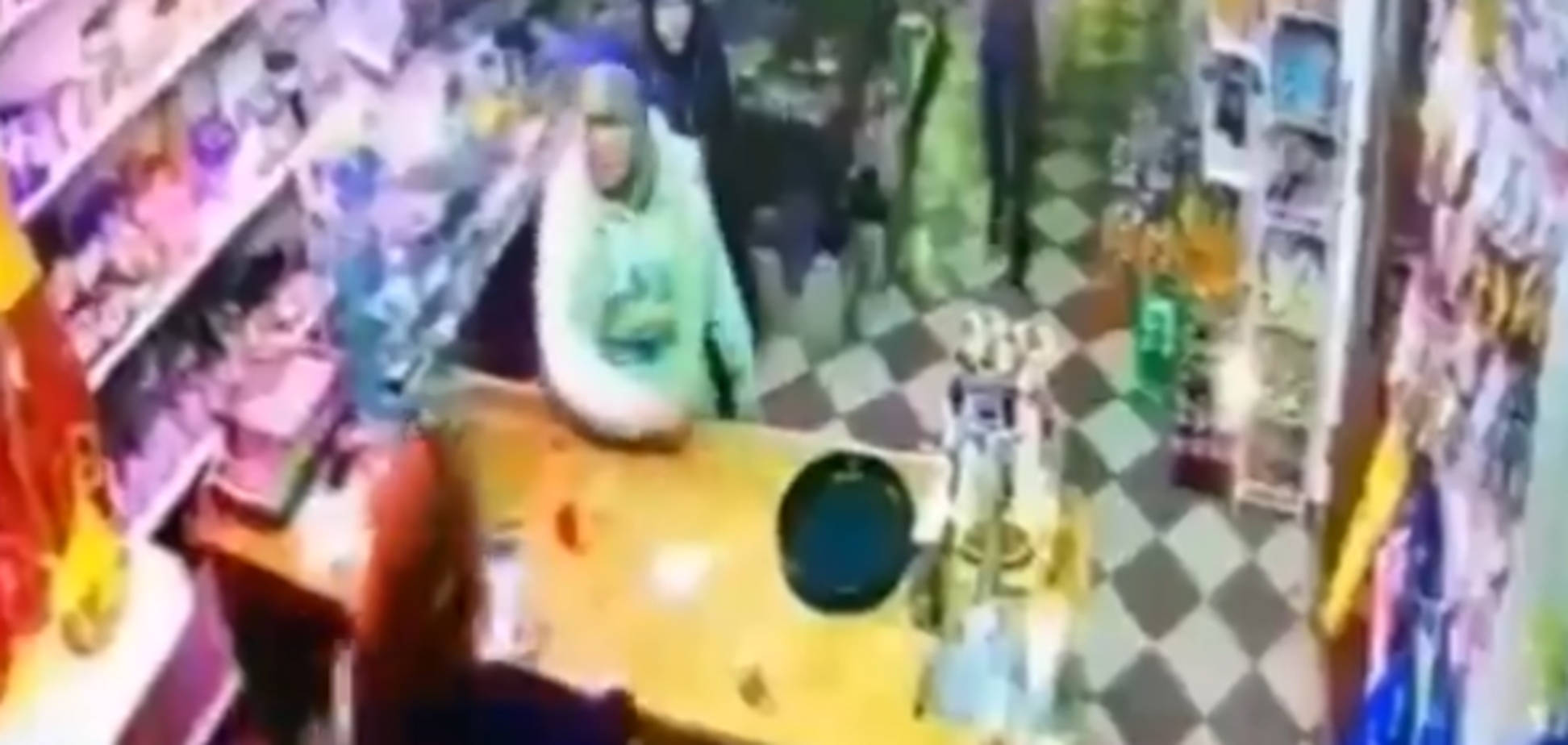 Не дочекався кави: на Закарпатті неадекватний чоловік жорстоко побив людей у кафе. Відео (18+)