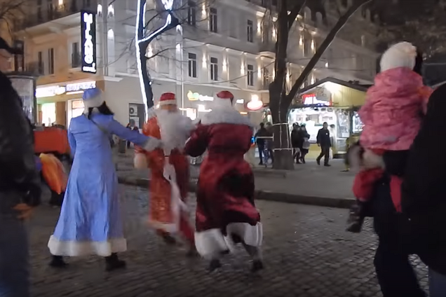 Не поделили девочку: в Одессе подрались Деды Морозы. Видео 18+