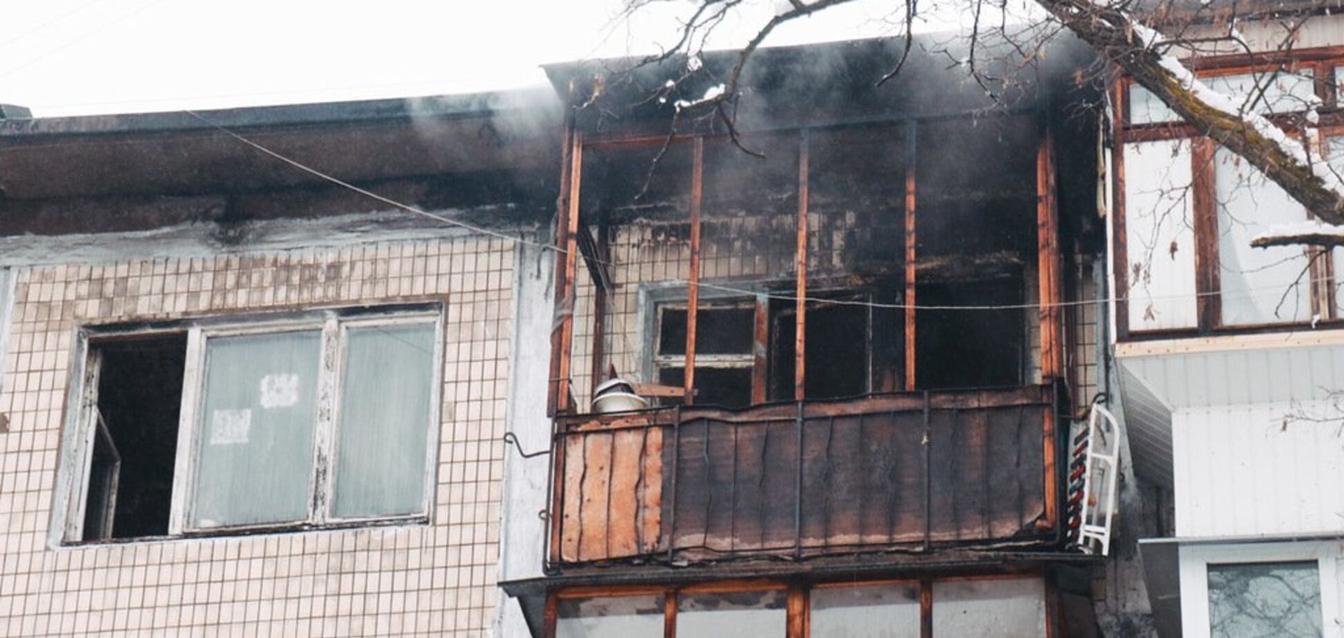 В Киеве вспыхнула квартира с ребенком внутри: видео пожара 