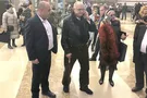 Спираючись на ціпок: Михалков з'явився на публіці після операції