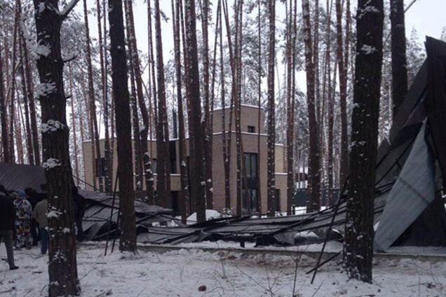 Жителі Бучі знесли незаконний паркан навколо маєтку скандального забудовника