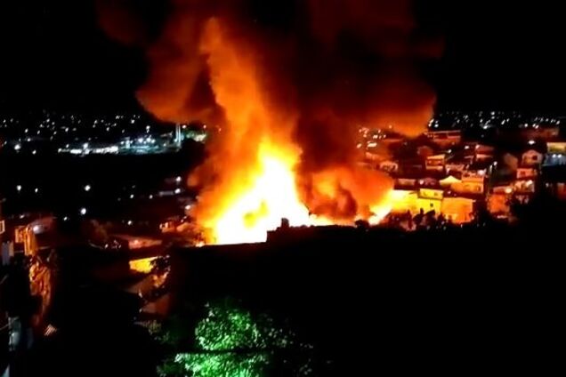 Близько 600 будинків знищила потужна пожежа