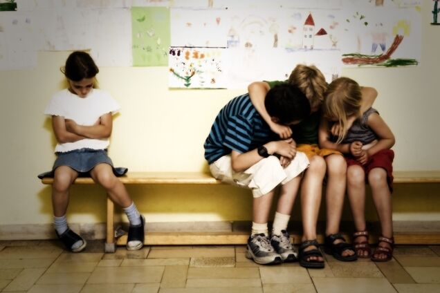 Как помочь ребенку влиться в новый коллектив