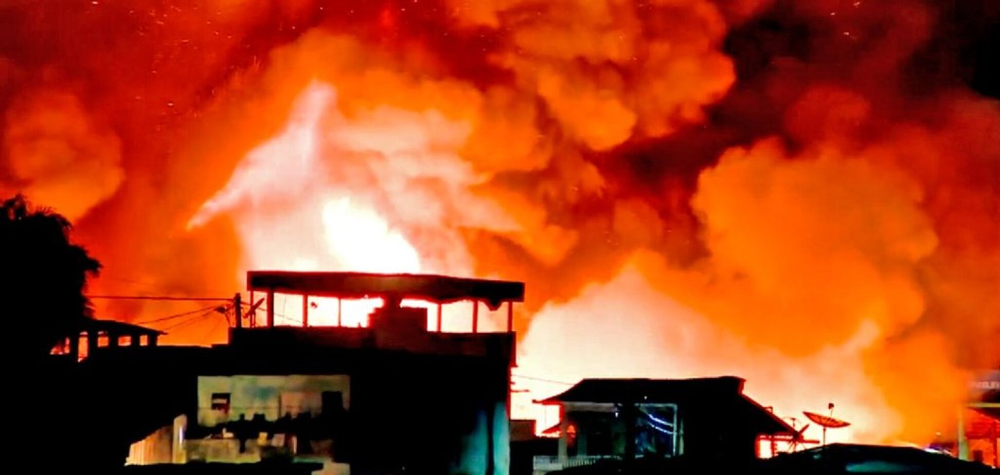 Огненный ад: в Бразилии мощный пожар уничтожил 600 домов, есть раненые. Фото и видео ЧП