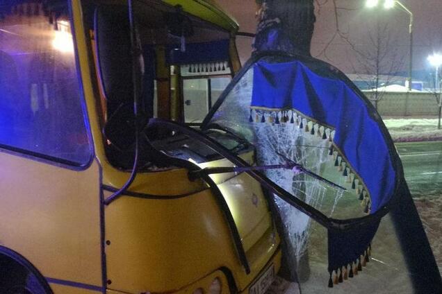 В Киеве маршрутка сбила человека и врезалась в столб: фото жесткого ДТП