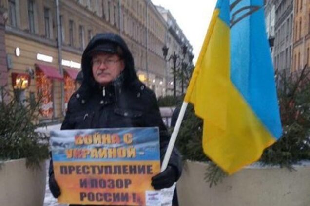 ''Путин — это война!'' Россияне провели новые пикеты с флагами Украины