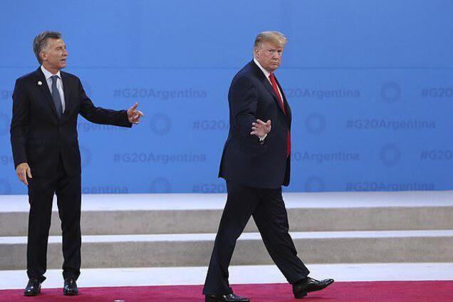 ''Виведіть мене звідси'': Трамп залишив колегу-президента одного і втік