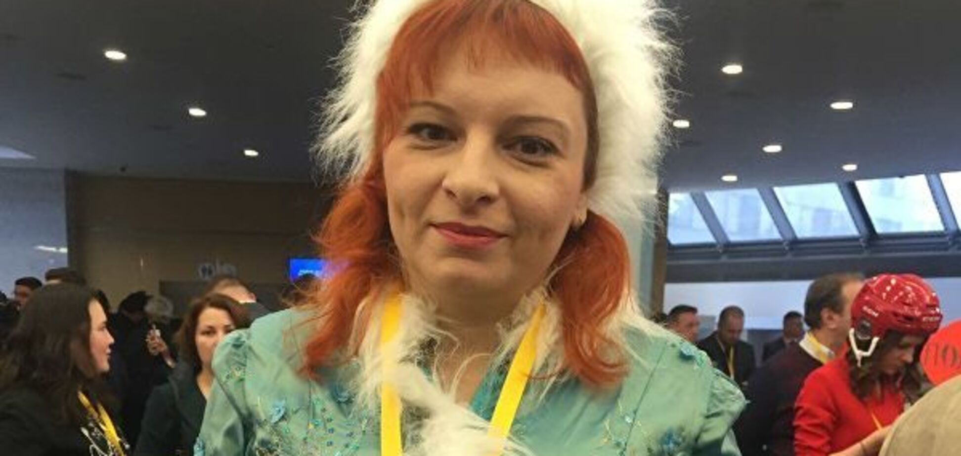 Снегурочка, шлем и танец с бубном: самые странные наряды журналистов на пресс-конференции Путина