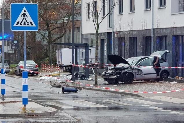 У Німеччині авто на повному ходу влетіло в натовп: є жертви