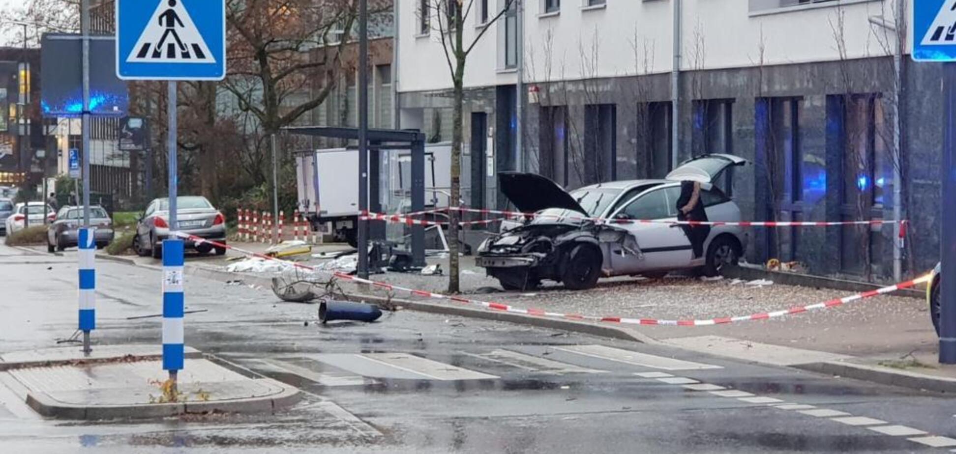 В Германии авто на полном ходу влетело в толпу: есть жертвы