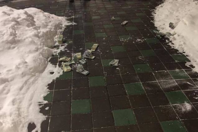 ''Бросили в окно кучу денег'': ГПУ со скандалом задержала коррупционеров