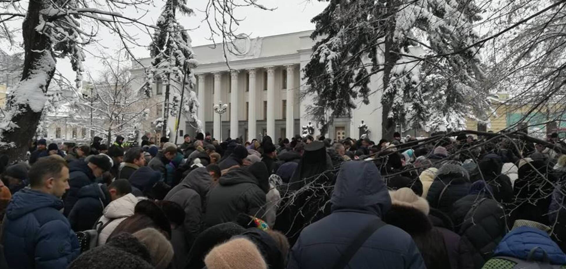 ''Моляться серед снігу': парафіяни УПЦ МП влаштували мітинг під Радою. Усі подробиці 