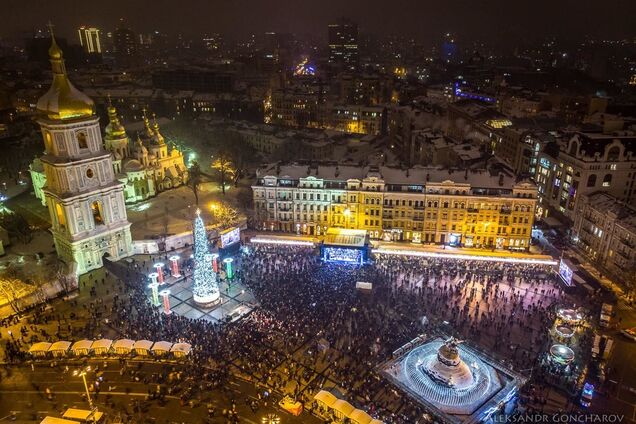 В Киеве зажгли главную елку страны: фото и видео