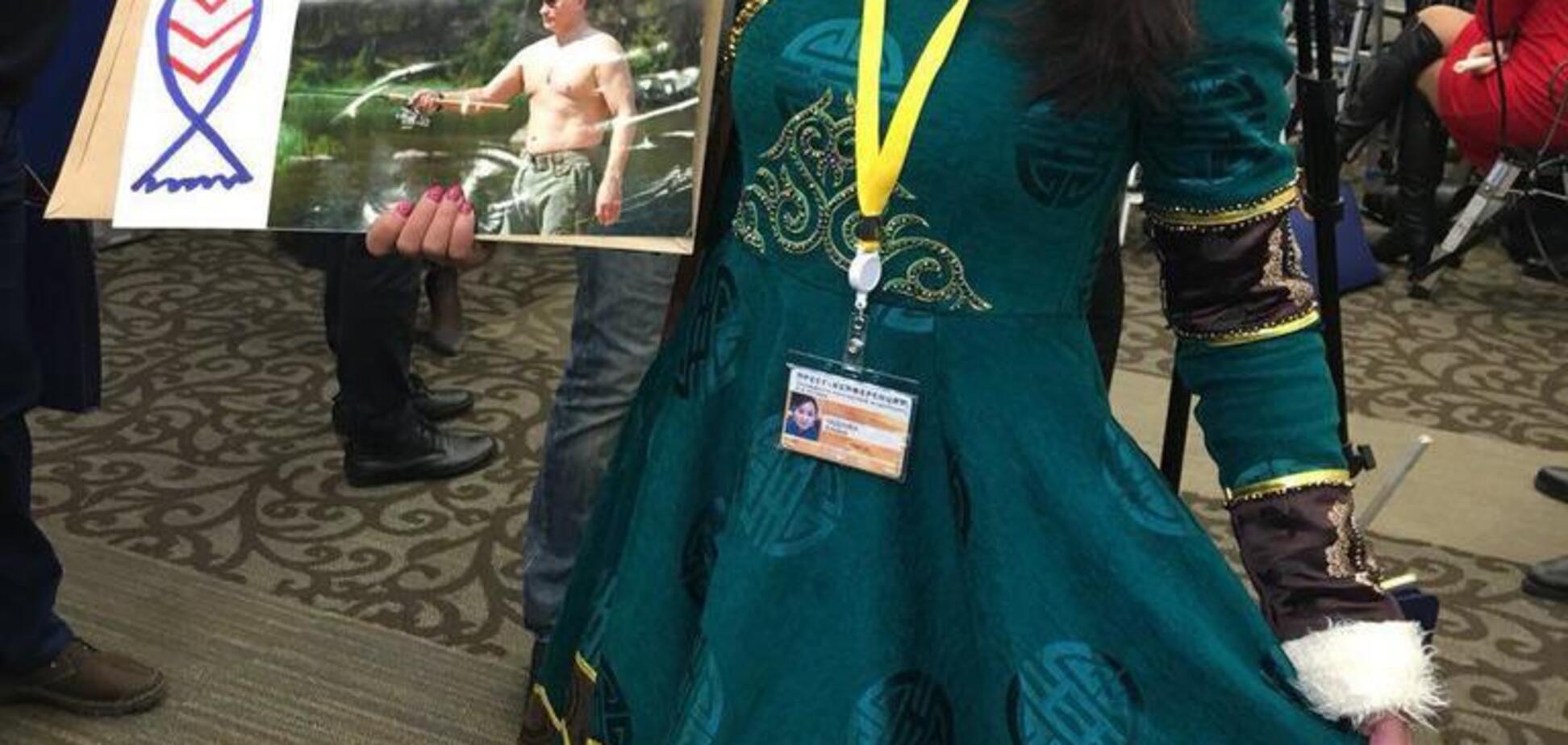 ''Путин-щука, мне больно!'' Журналисты в Москве странно встретили главу России