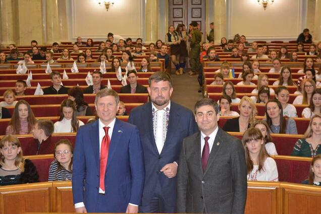 300 детей Луганщины и Донетчины посетили Верховную Раду